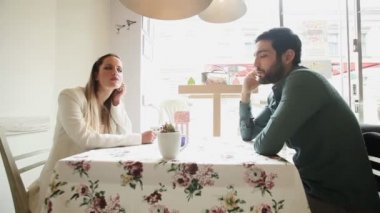 bir restoranda konuşan Çift