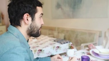 Man çorbanın içinde bir restoran yemek