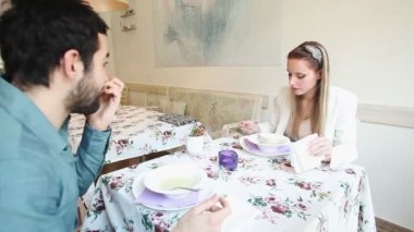 Çorba bir restoranda yemek Çift