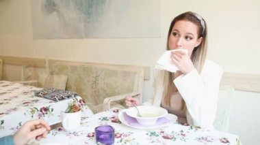 Çorba restoranda yemek kadın