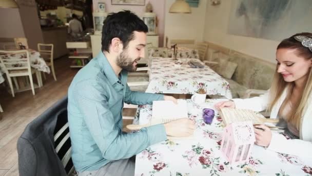 Pareja en restaurante menú de lectura — Vídeos de Stock