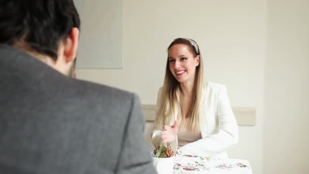 Paar praten in een café — Stockvideo