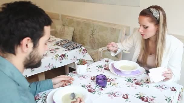 Casal comendo sopa em um restaurante — Vídeo de Stock