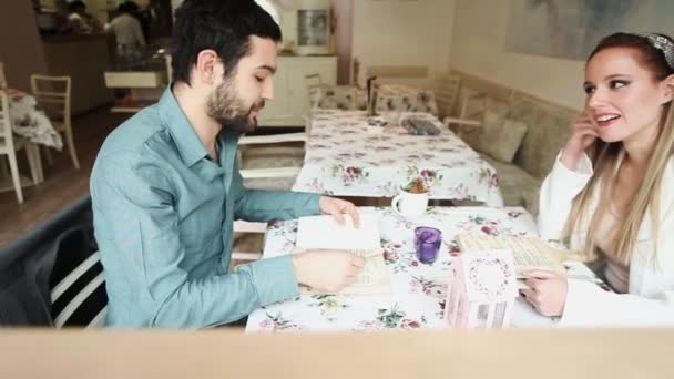 Paar im Restaurant liest Speisekarte — Stockvideo