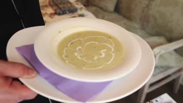 Официант подает суп женщине — стоковое видео