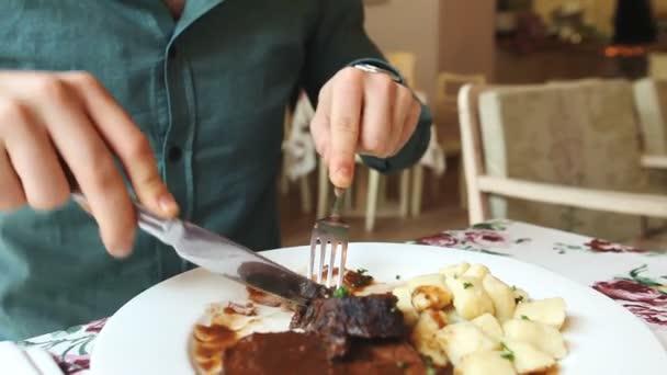 Mężczyzna jedzenie danie w restauracji — Wideo stockowe