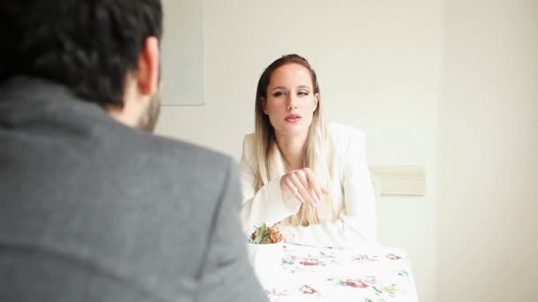 Pareja hablando en un café — Vídeos de Stock