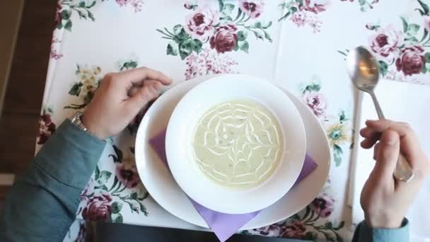 Uomo che mangia zuppa nel ristorante — Video Stock