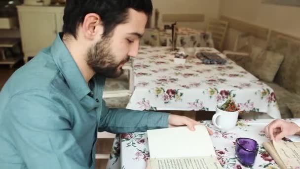 Couple dans le menu de lecture restaurant — Video