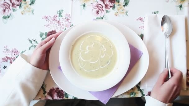 Primer plano de la mujer comiendo sopa — Vídeo de stock