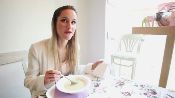 Mujer comiendo sopa en restaurante — Vídeos de Stock