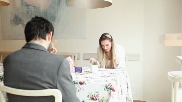 Couple talking in a cafe — Stock Video