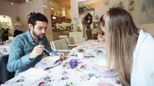 Casal comendo sopa em um restaurante — Vídeo de Stock