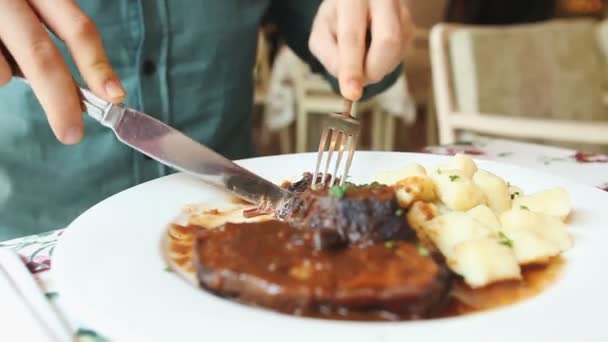 Hombre comiendo un plato en el restaurante — Vídeos de Stock