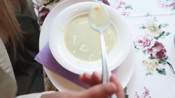 Женщина ест суп — стоковое видео
