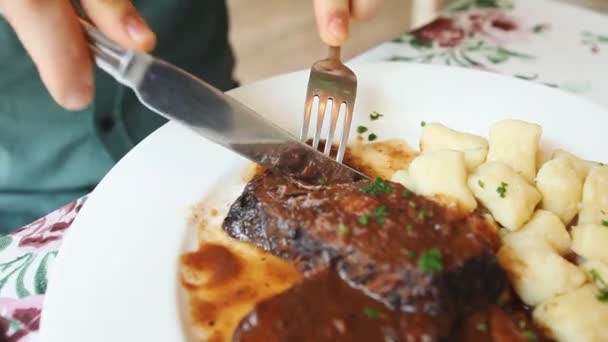 Hombre comiendo un plato en el restaurante — Vídeo de stock