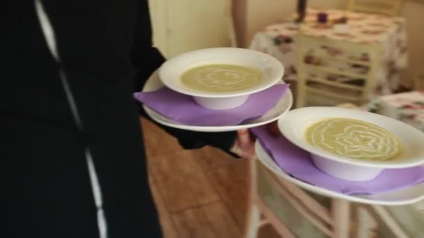 Serveur servant soupe pour couple — Video