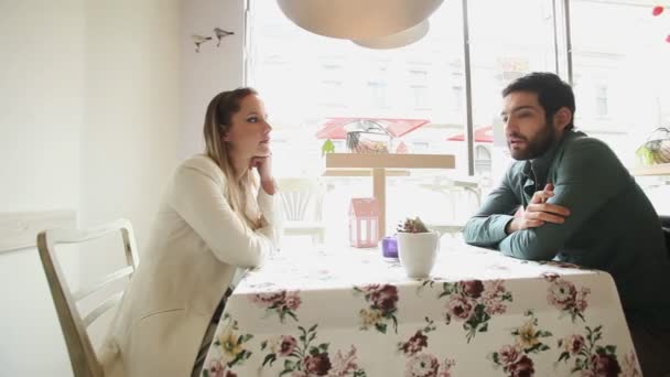 Pareja hablando en un restaurante — Vídeos de Stock