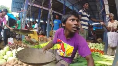 Oturma ve sebzelerini ağırlığında yerel adam