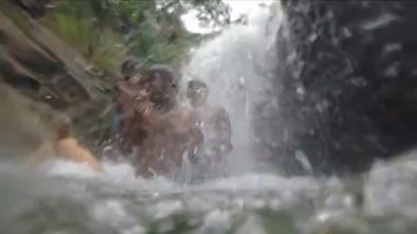 İnsanlar tatlı su keyfi