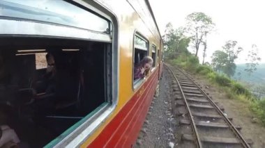 Tren hareket Sri Lankalı manzara görünümünü.