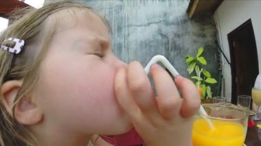 Taze portakal suyu içme küçük sarışın kız