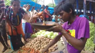 Yerel adam onun üretmek pazarda tartı