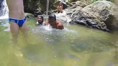 Adam kova su dökülen