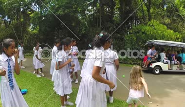 Küçük beyaz kızla poz okul kız