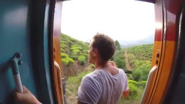 Tren zevk turist Sri Lankalı çay plantasyon eteklerinde binmek
