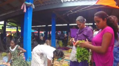 kadın sebze satın alma