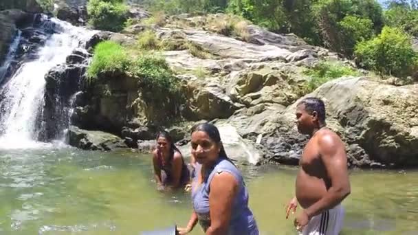 Pessoas locais que tomam banho nas cachoeiras de Ravana — Vídeo de Stock