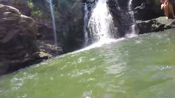 Nurkowanie pod wodą z kamerą — Wideo stockowe