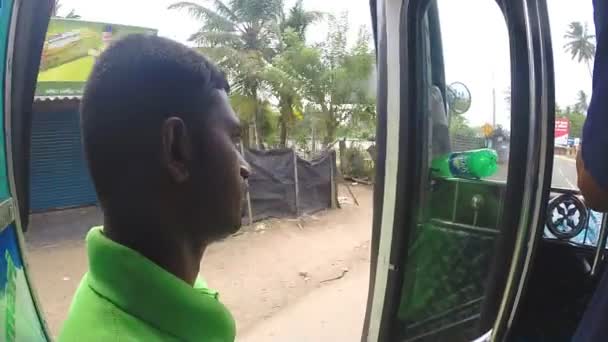 Vista del hombre mirando desde el autobús de conducción . — Vídeo de stock