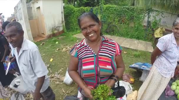Uśmiechający się sprzedaż jej warzyw — Wideo stockowe