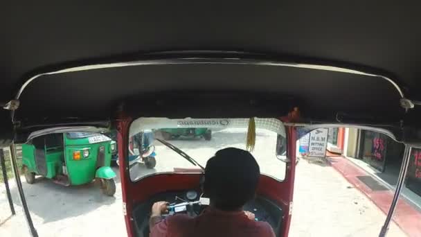 Adulto asiático conducir vehículo en las calles de Hikkaduwa . — Vídeo de stock
