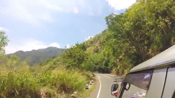 Вид на горную дорогу с автомобиля — стоковое видео
