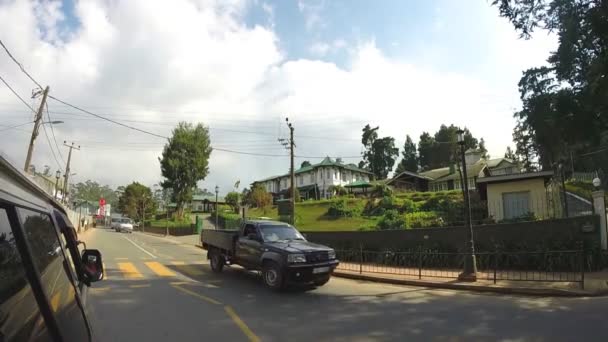 Вид с движущегося транспортного средства чайных плантаций в предгорье — стоковое видео