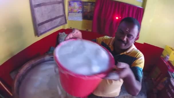 Άνθρωποι οι ίδιοι δροσιστικά με παραδοσιακά Σρι Λάνκα καρύδας κρασί — Αρχείο Βίντεο