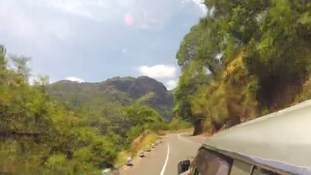 Vista sulla strada di montagna dalla macchina — Video Stock