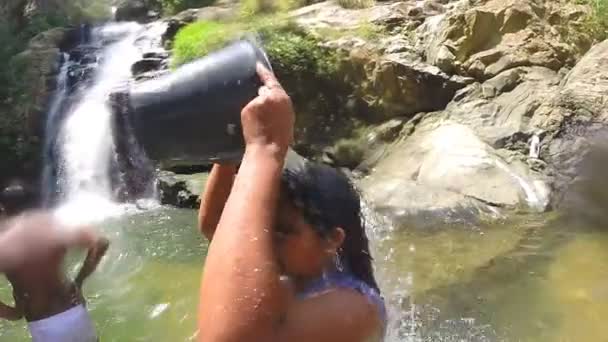 Mujer vierte agua sobre sí misma — Vídeos de Stock