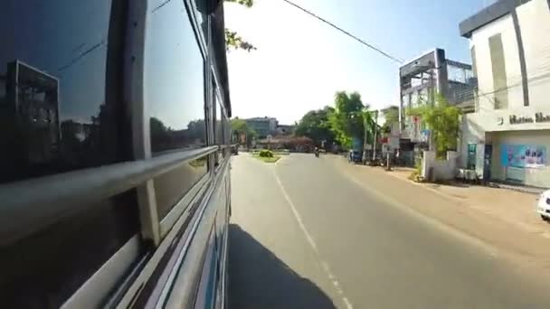 Uitzicht vanaf het besturen van de bus door Sri Lankaanse straten. — Stockvideo