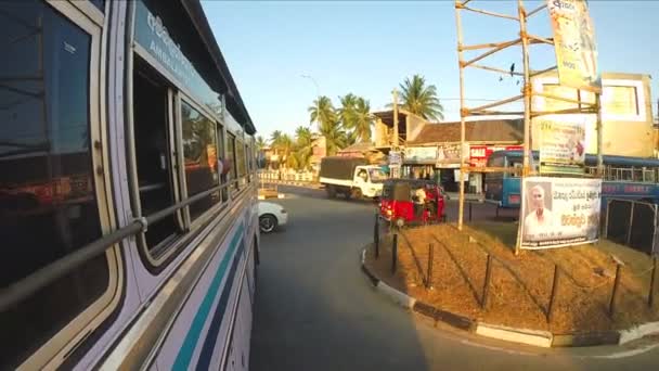 La gente en la calle de Mirissa de autobús en movimiento . — Vídeos de Stock