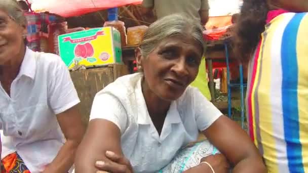 Elderly Sri lankan woman at market — Stock Video