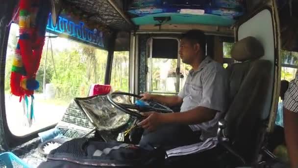 Buschauffeur binnen een overvolle bus — Stockvideo