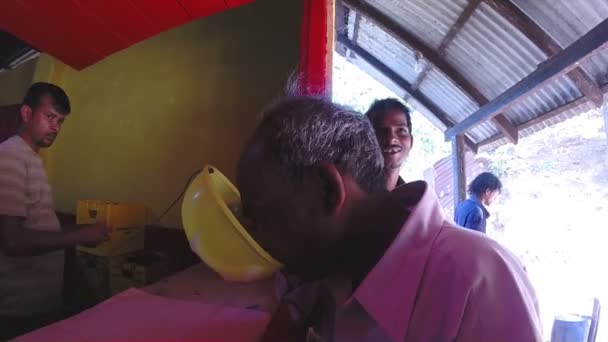 Pessoas refrescando-se com o tradicional vinho de coco sri lankan — Vídeo de Stock