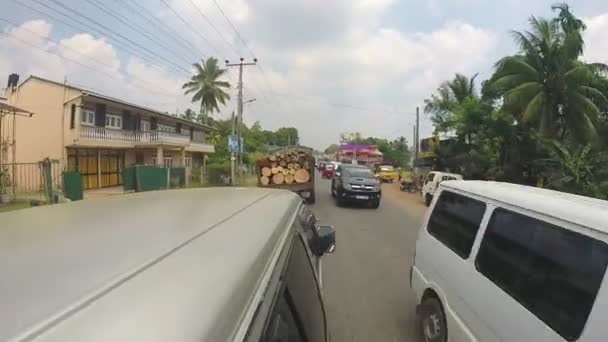 Tráfico de Kandy desde un coche en movimiento . — Vídeo de stock