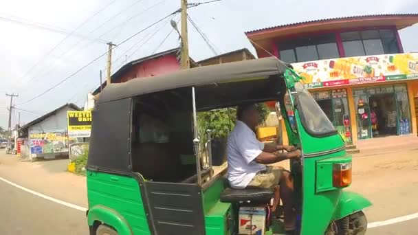 Δρόμους στη Σρι Λάνκα σε μια καλοκαιρινή μέρα — Αρχείο Βίντεο
