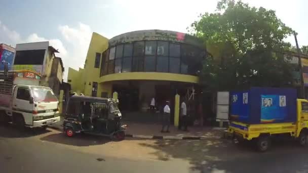 Verkeer en Sri Lanka straten van voertuig verplaatsen. — Stockvideo