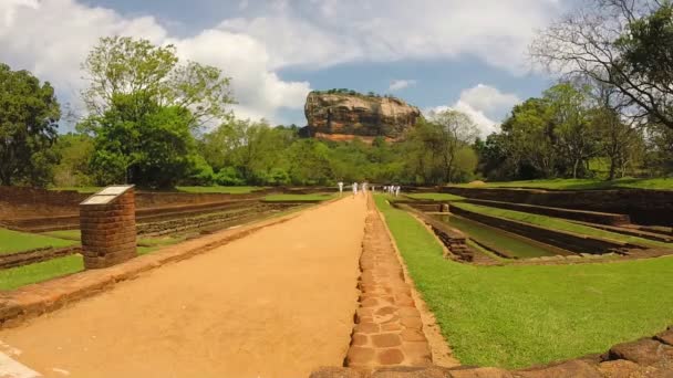 Persone che camminano nel parco sottostante dalla roccia di Sigiriya . — Video Stock